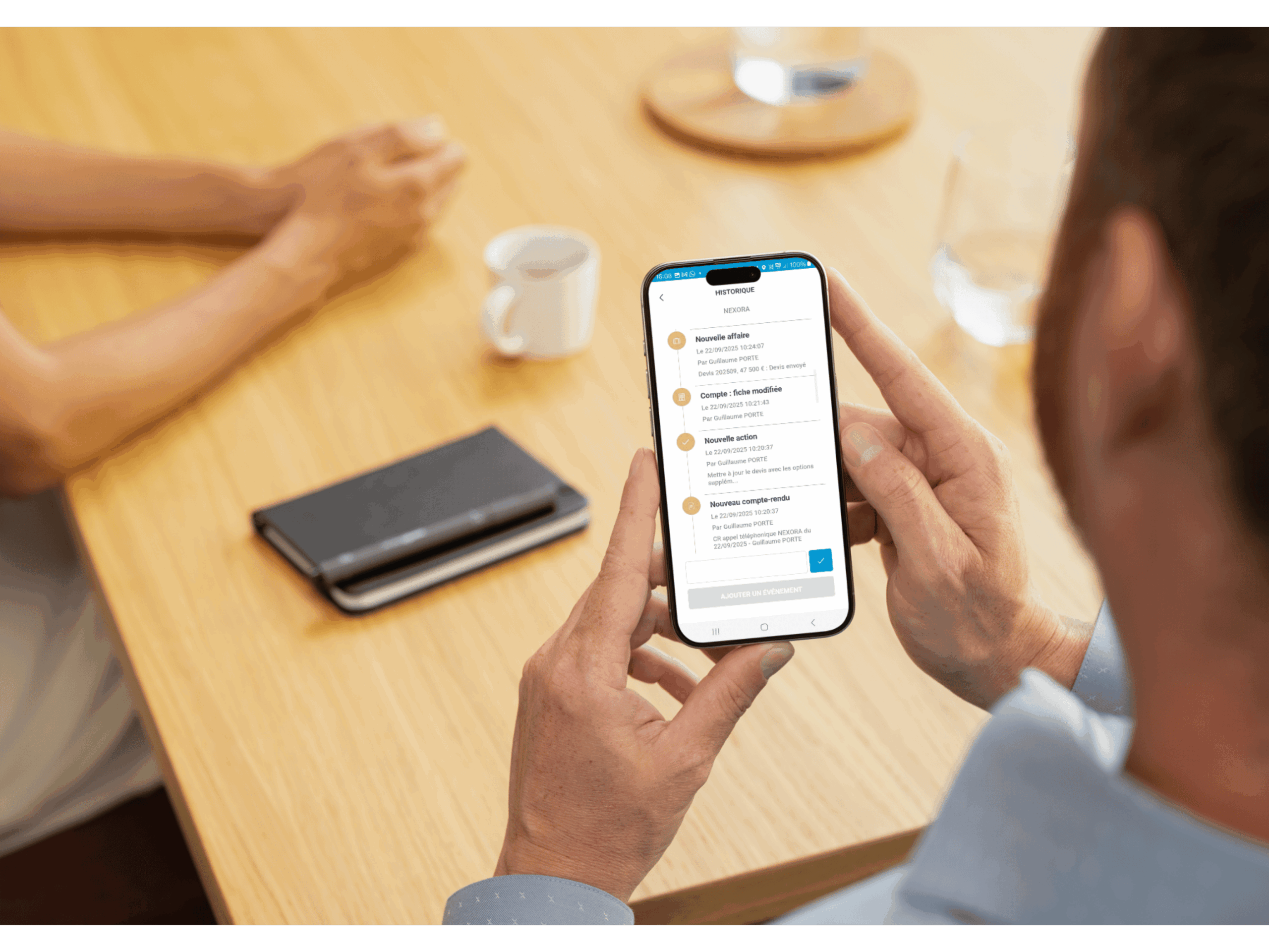Commercial qui utilise la fiche client 360° sur MobiCRM pendant un rendez-vous