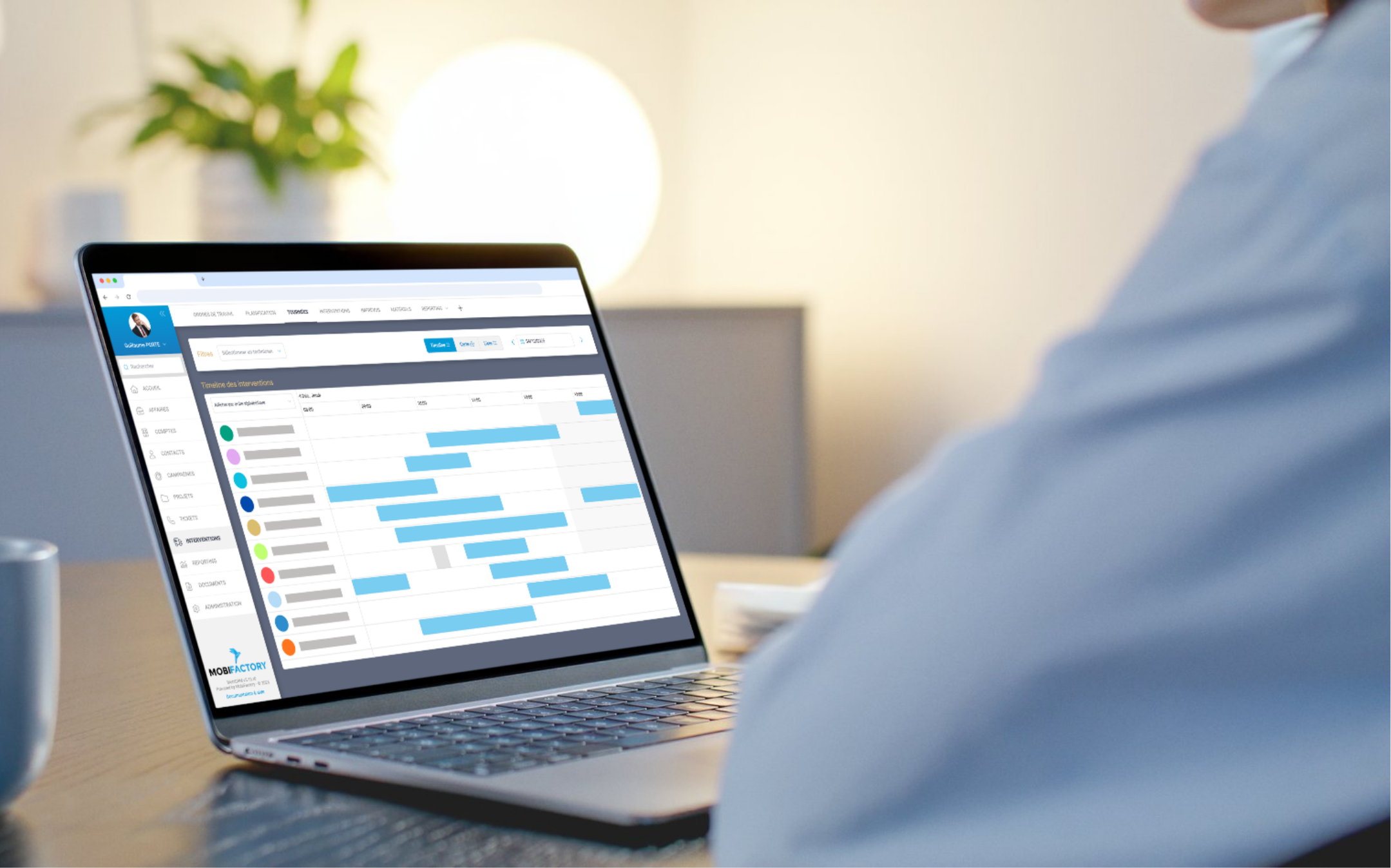 Responsable planifiant les interventions des techniciens sur un logiciel de gestion d'intervention