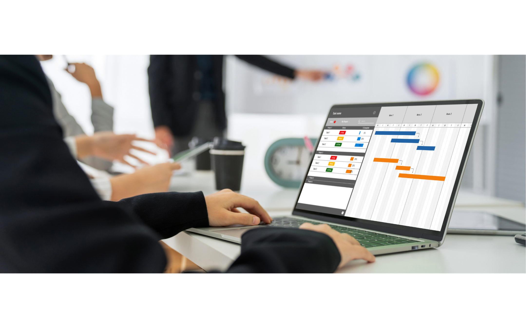 Manager planifiant les interventions des techniciens sur un logiciel de gestion d'intervention